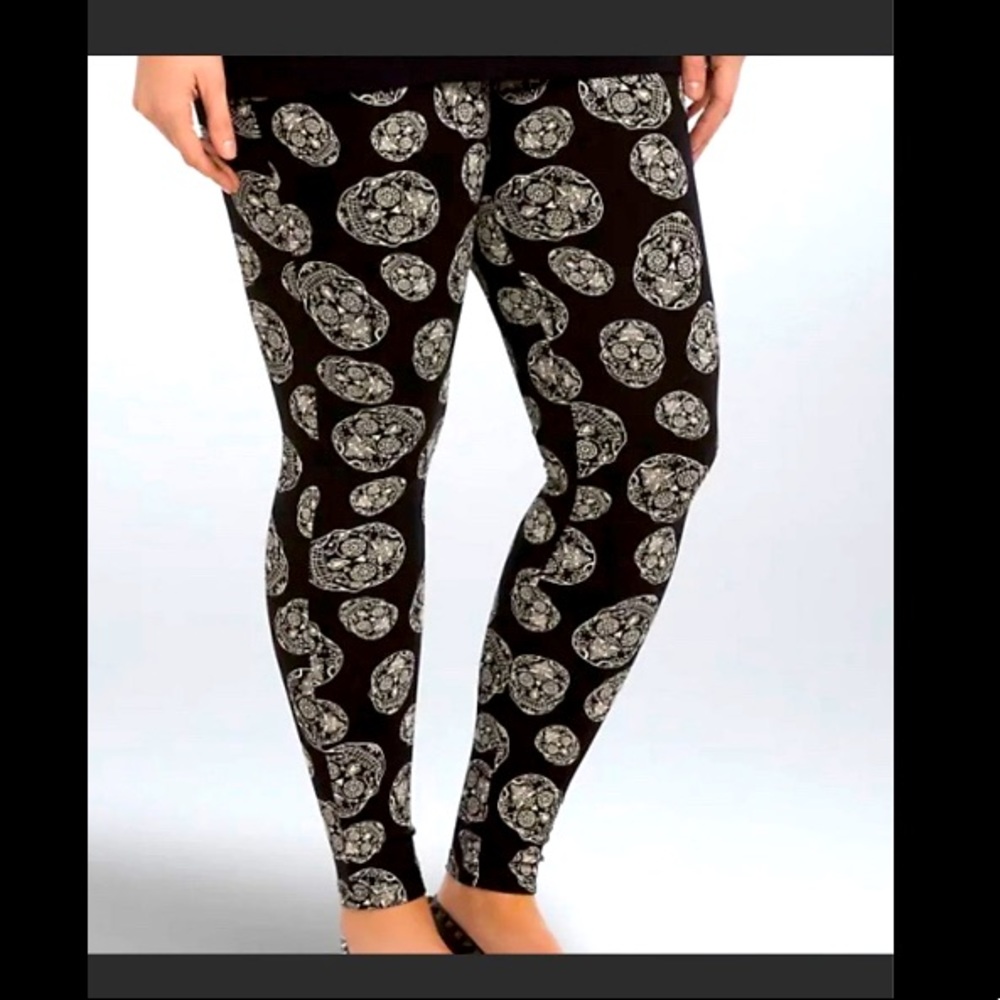 Torrid black skull Leggings Size 3